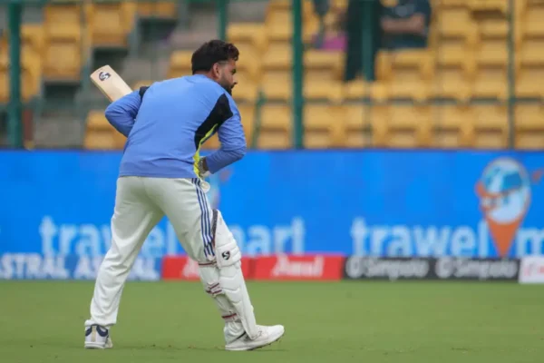 Rishabh Pant spotted doing batting practice during Tea break on Day 3 [WATCH]