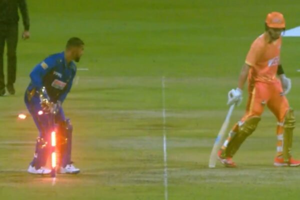 Drama in ILT20 As Former RCB Recruit Wanders out of Crease and Is Run Out by LSG Superstar; Later Recalled To Bat Despite Being Given Out