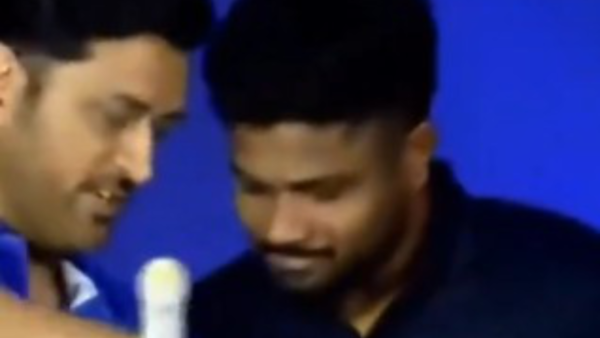 MS Dhoni Offers Sanju Samson To Sign Bat but Kerala Wicketkeeper Politely Declines Before Signing Soon After; WATCH