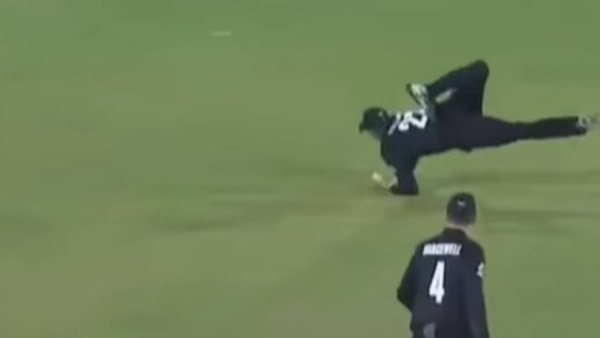 Glenn Phillips Takes Stunning Catch To Dismiss Mohammad Rizwan in Champions Trophy 2025; WATCH