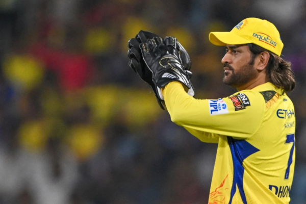 ‘Fastest Hands in the World’ – Former CSK Teammate Lavishes Praise on MS Dhoni, Backs Him for 4 More Seasons