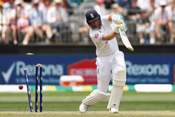 4 Wickets, 19 Balls! England Suffer Dramatic Collapse in the Third Innings As Scott Boland and Mitchell Starc Run Riot in Ashes 2025 Perth Test [WATCH].