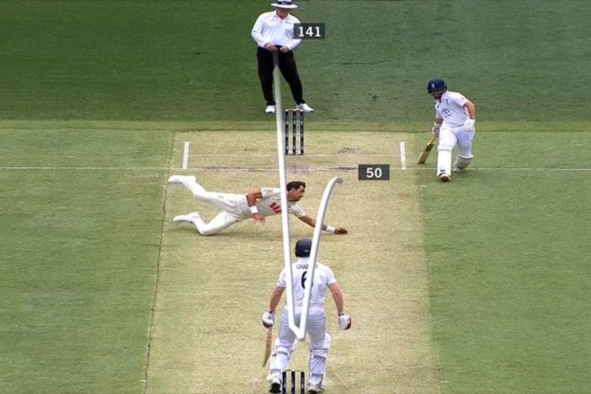 Mitchell Starc Takes a Magnificent Diving Catch off His Own Bowling To Dismiss Zak Crawley for a Pair in 1st Ashes 2025 Test [WATCH].